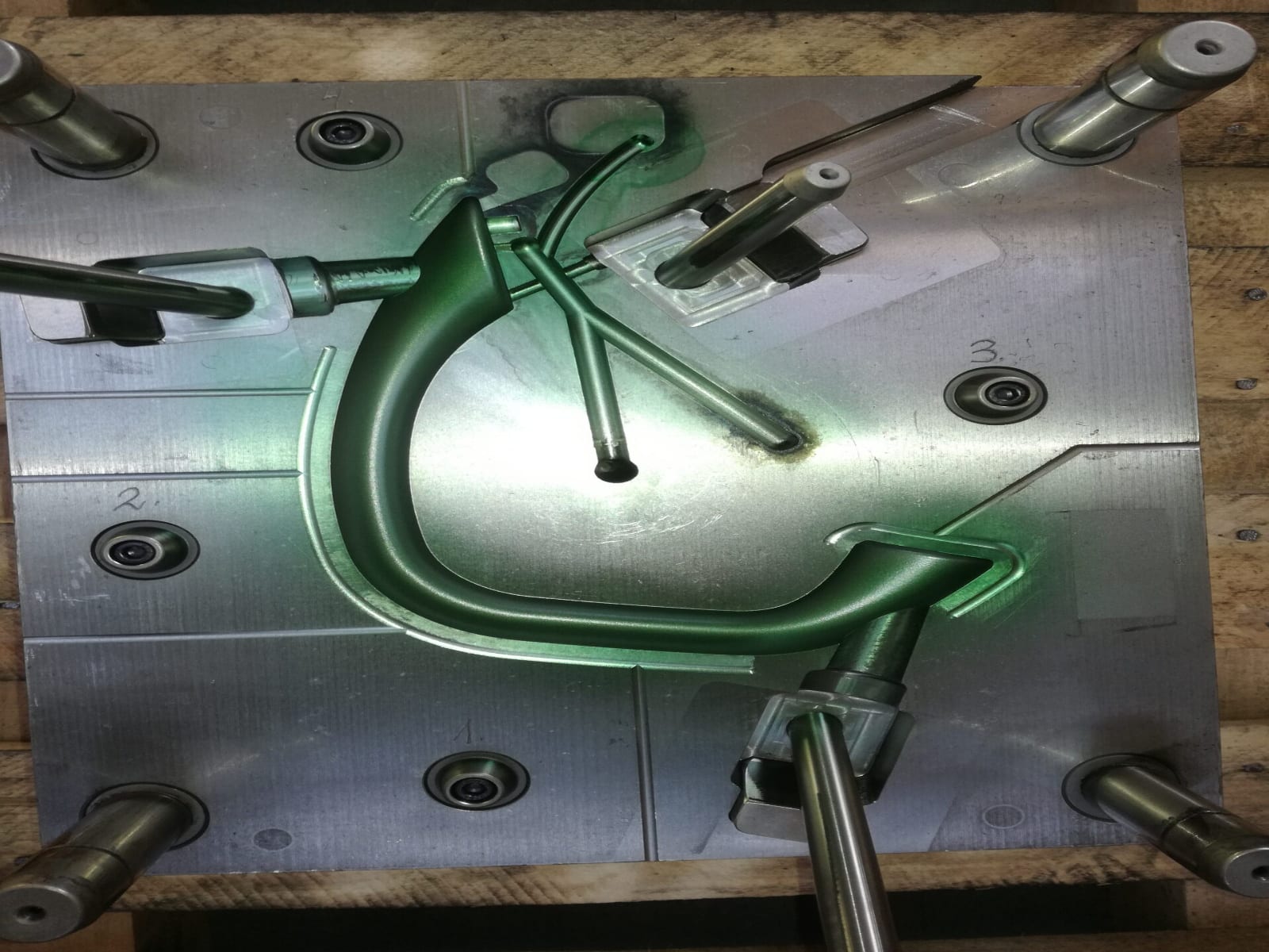 Plastic injection mold before and after dry-ice blasting