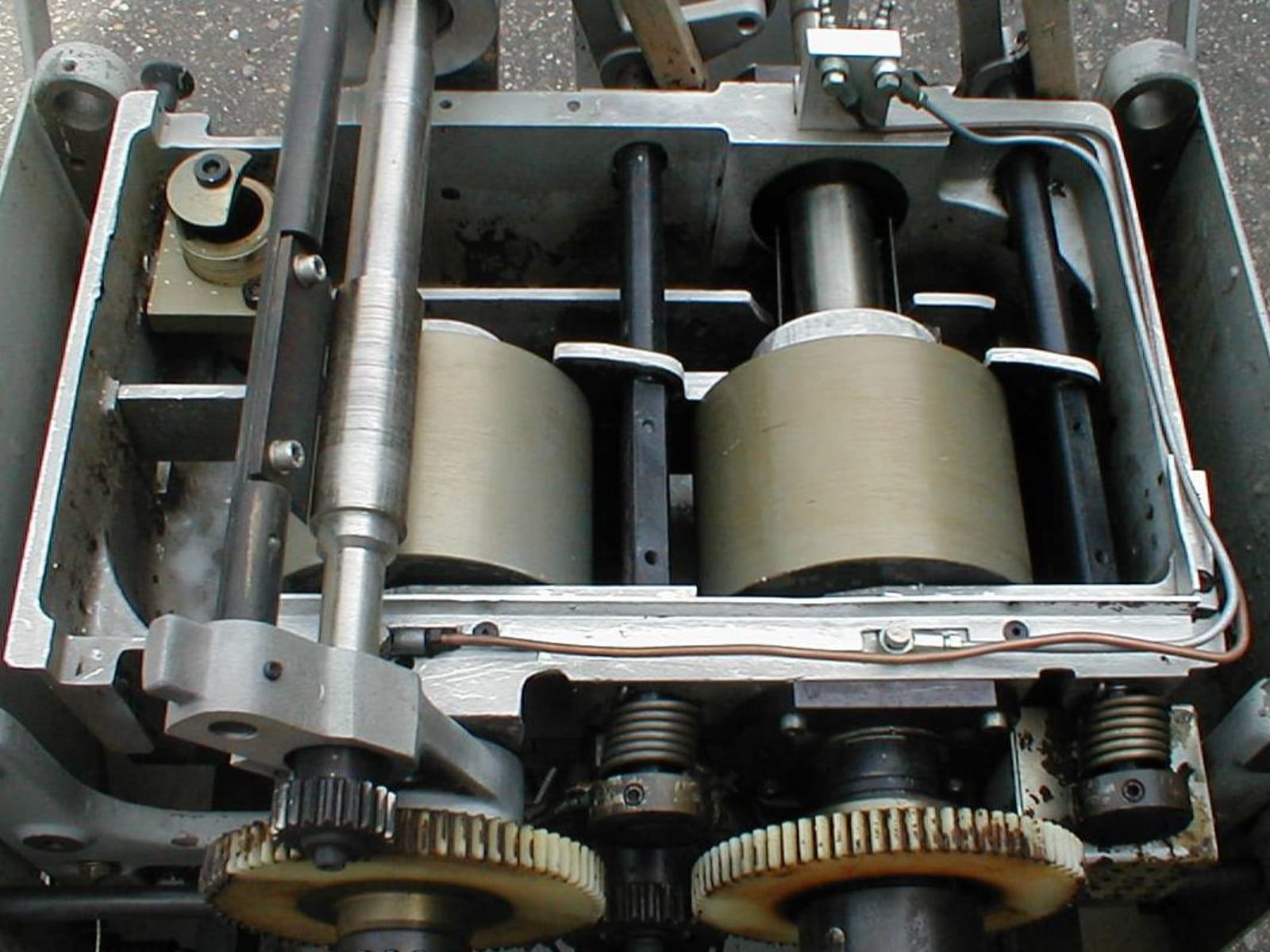 Glue applicator before and after dry-ice blasting