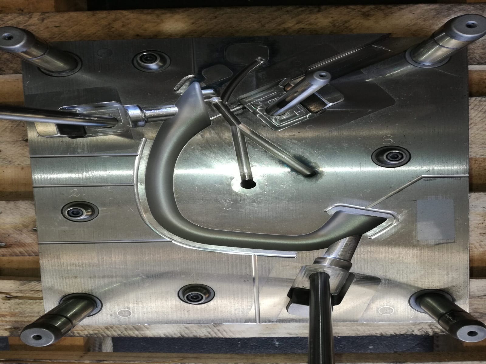 Plastic injection mold before and after dry-ice blasting