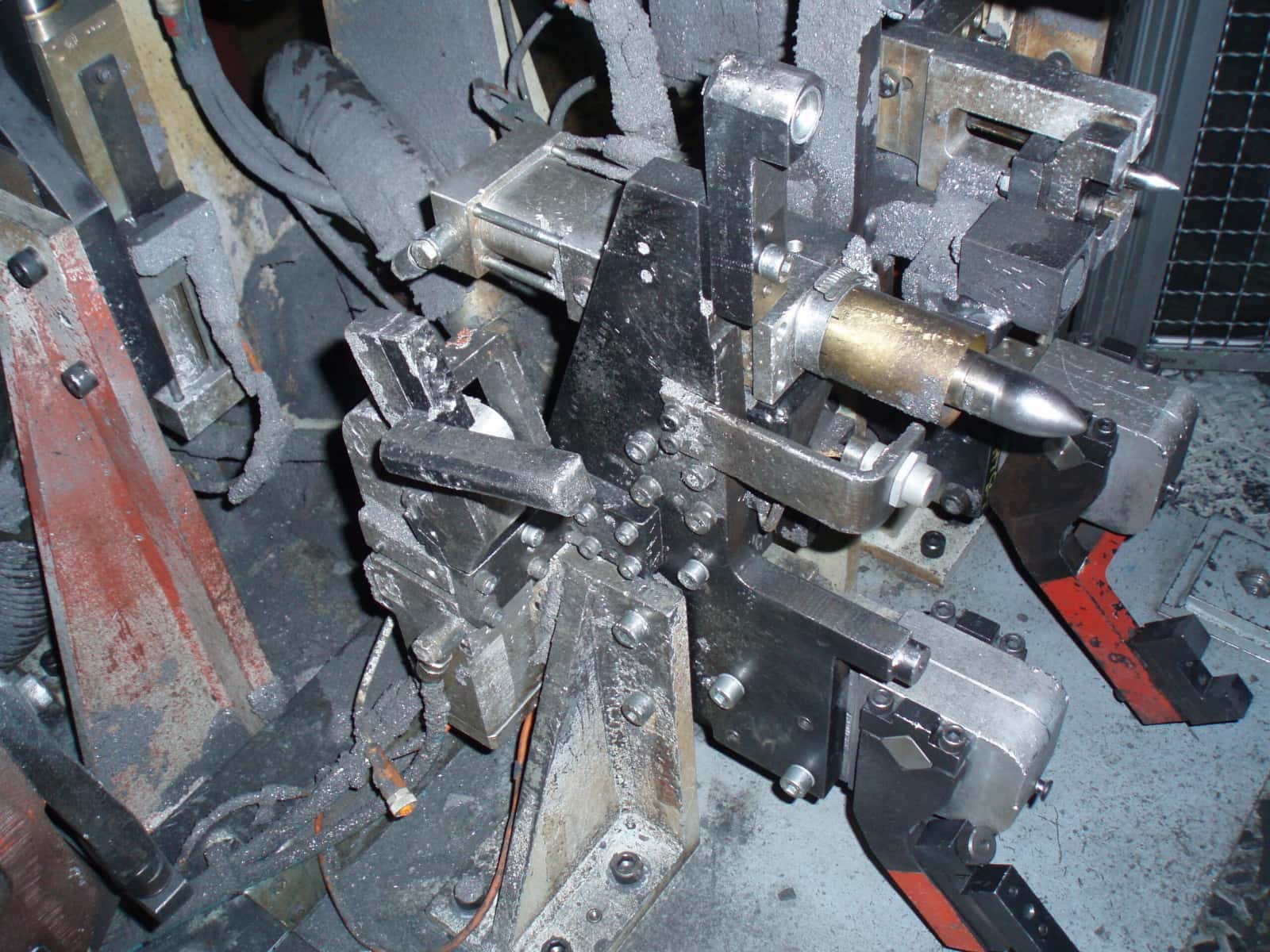 Welding cell fixture before and after dry ice blasting