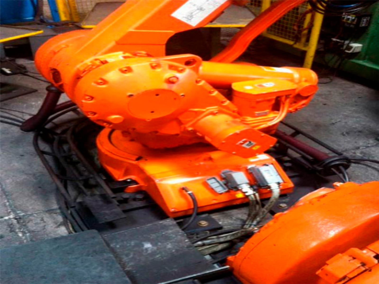 Robot arm before and after dry-ice blasting