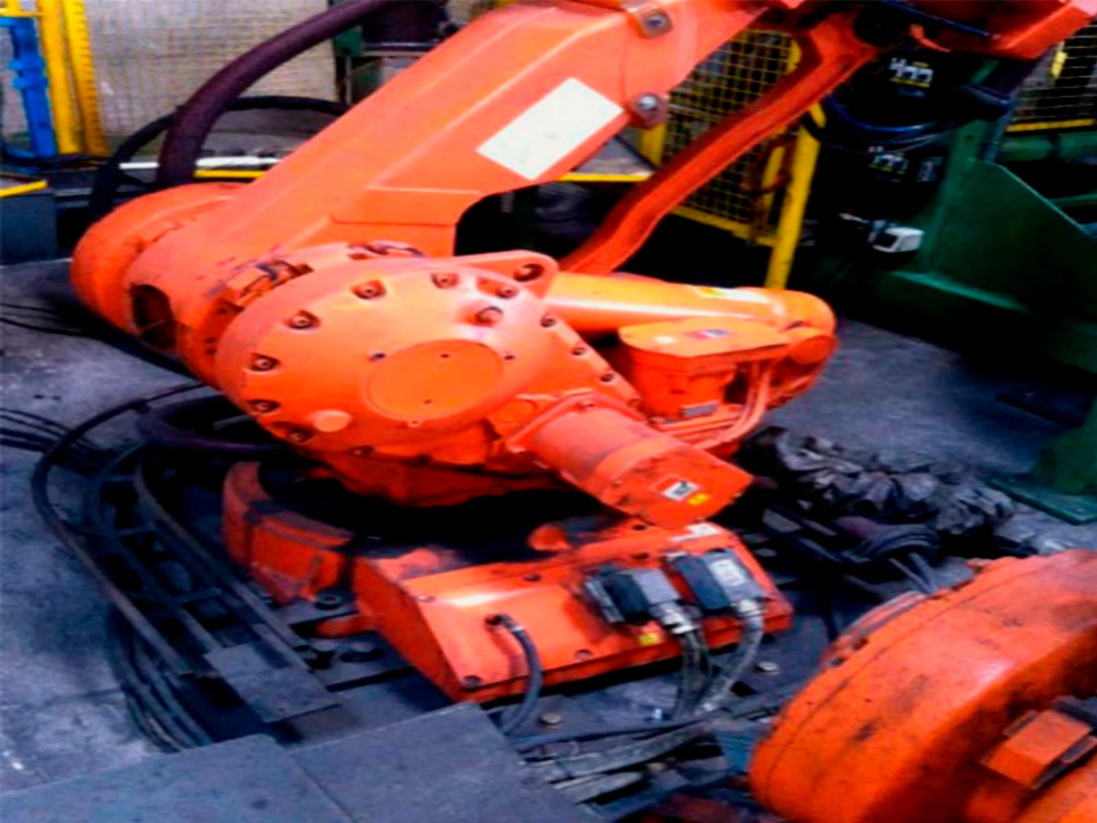 Robot arm before and after dry-ice blasting