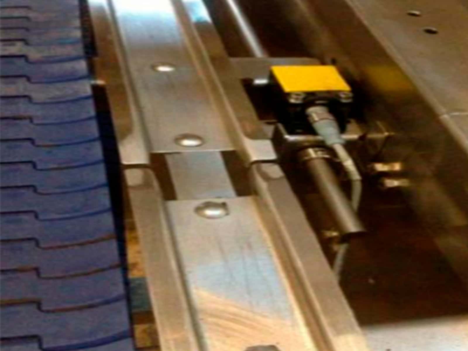 Conveyor rail / guide before and after dry ice blasting