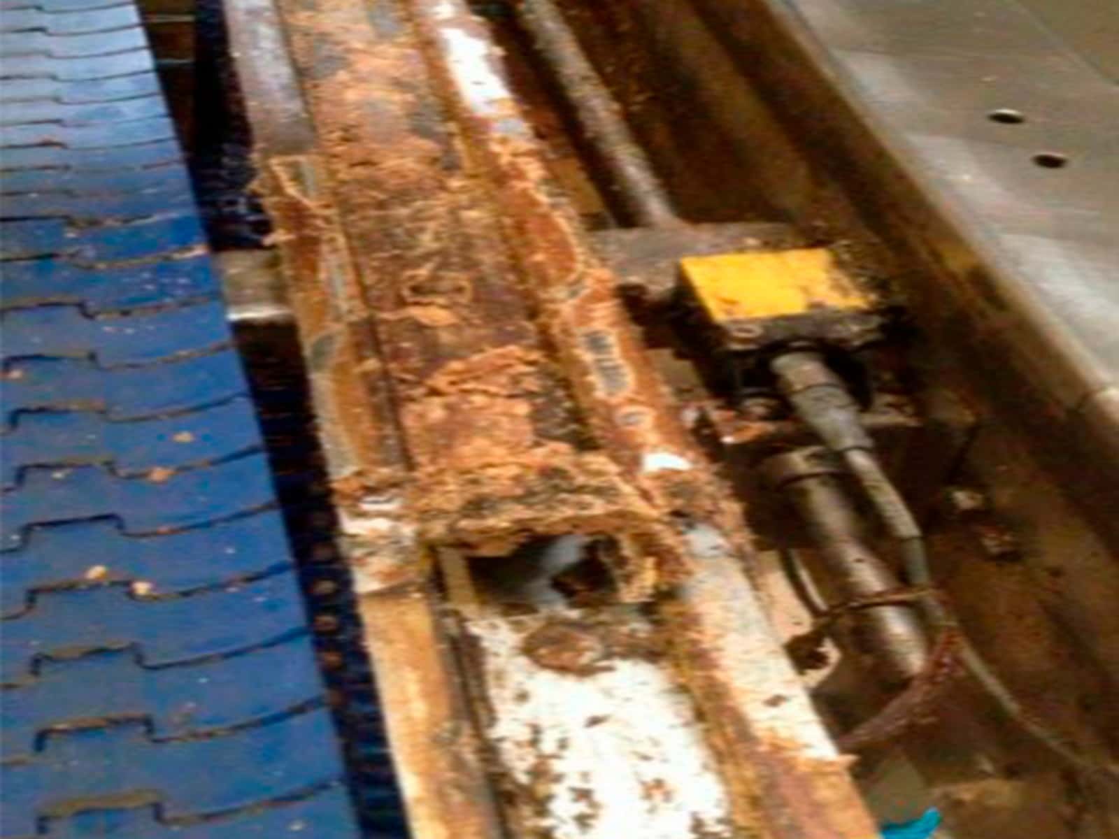 Conveyor rail / guide before and after dry ice blasting
