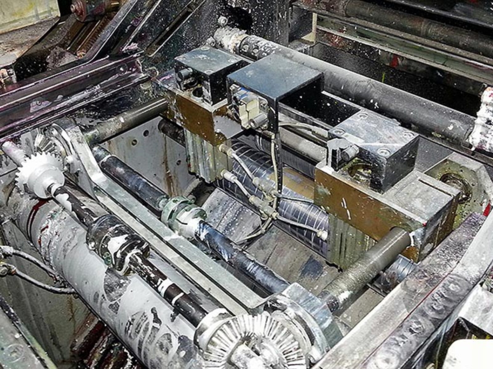 Roller machine interior before and after dry-ice blasting