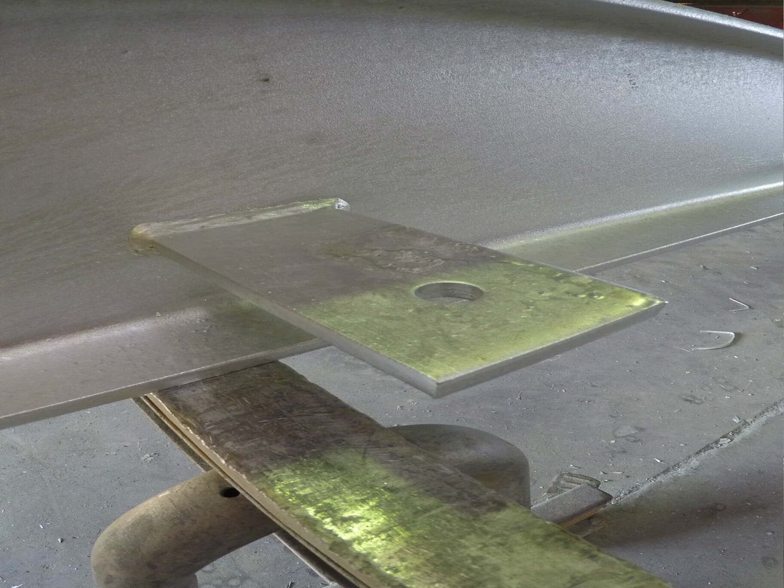 Galvanization bracket before and after dry-ice blasting