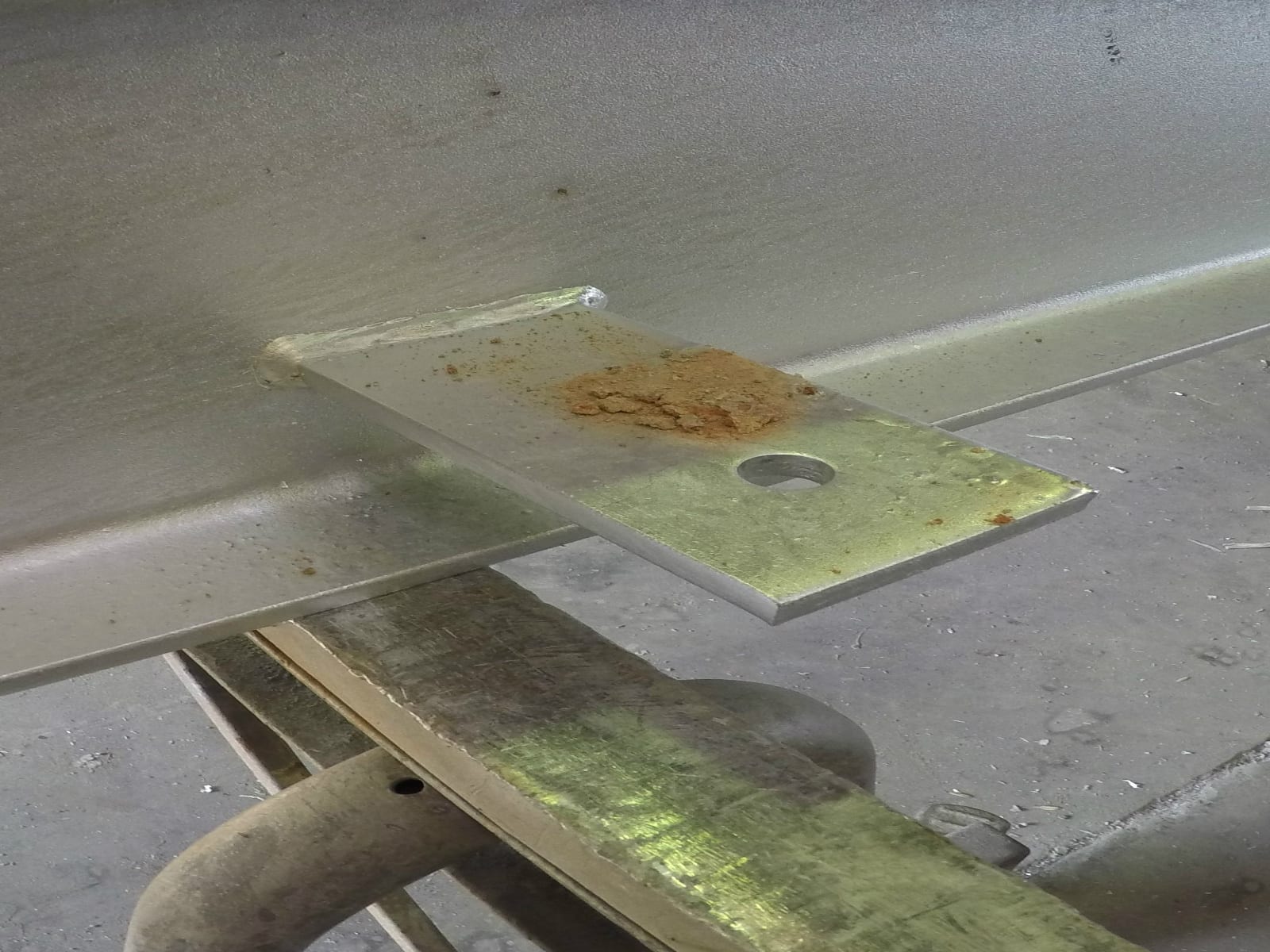 Galvanization bracket before and after dry-ice blasting