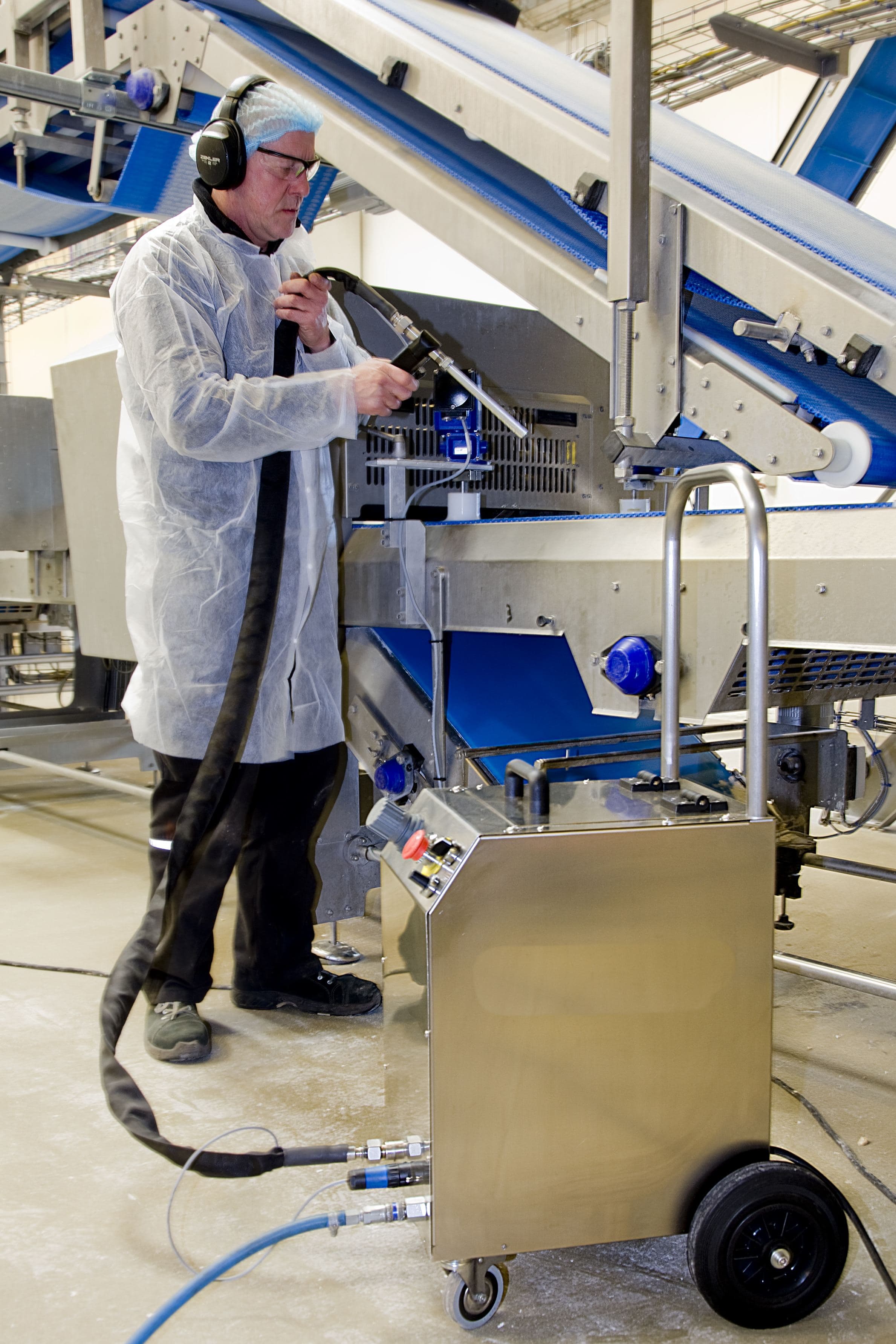 Gary Dyal dry ice blasting a food production conveyor